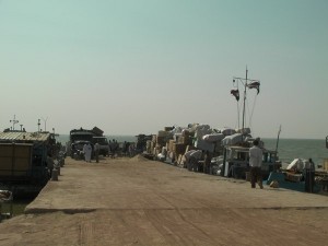 With well-placed cargo on barges anchored on both sites of the jetty
